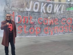 Denny Indrayana Demo di Australia: Jokowi Don’t Cawe-Cawe, Stop Dynasty